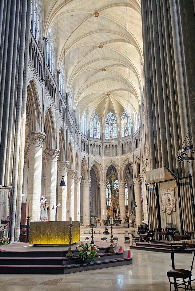 Interior da Catedral de Notre-Dame de Rouen com a nave principal e arquitetura gótica.