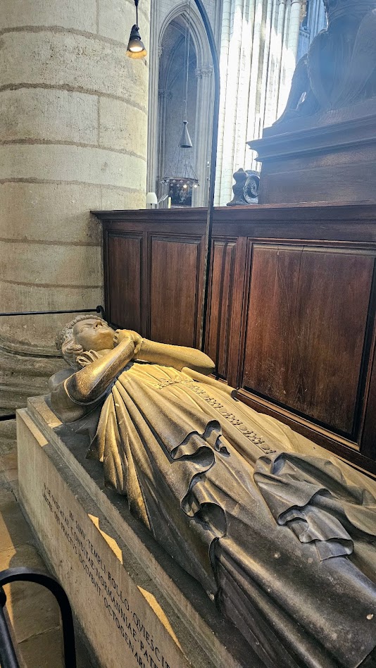 Túmulo de Rollo na Catedral de Notre-Dame de Rouen, fundador do Ducado da Normandia.