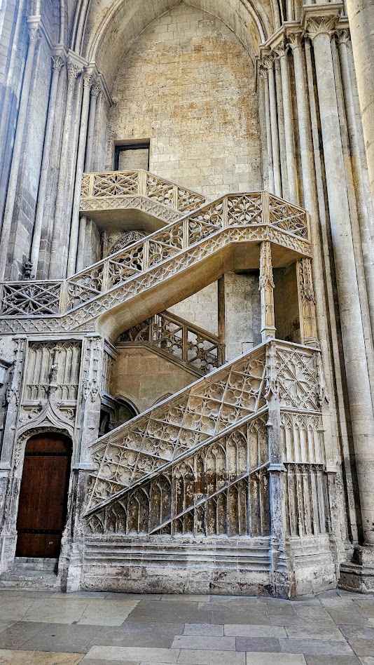 Detalhes do interior da Catedral de Notre-Dame de Rouen, na Normandia.