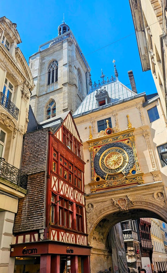 Le Gros-Horloge, o famoso relógio astronómico medieval de Rouen.Le Gros-Horloge, o famoso relógio astronómico medieval de Rouen.
