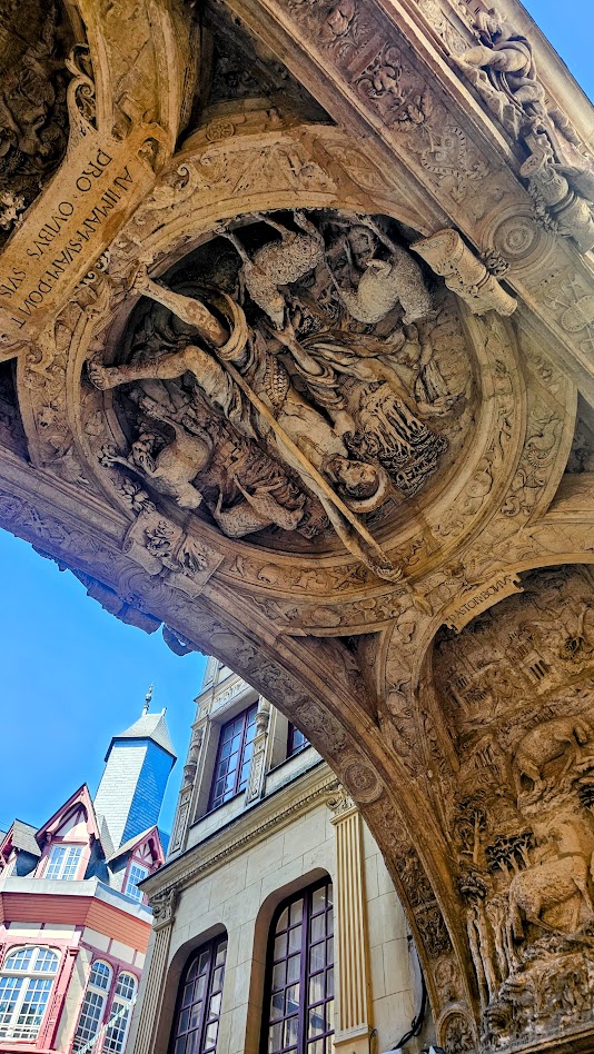 Detalhe do Le Gros-Horloge, um dos monumentos mais emblemáticos de Rouen.