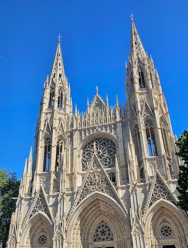 Fachada da Igreja de Saint-Maclou em Rouen, exemplar do gótico flamejante francês