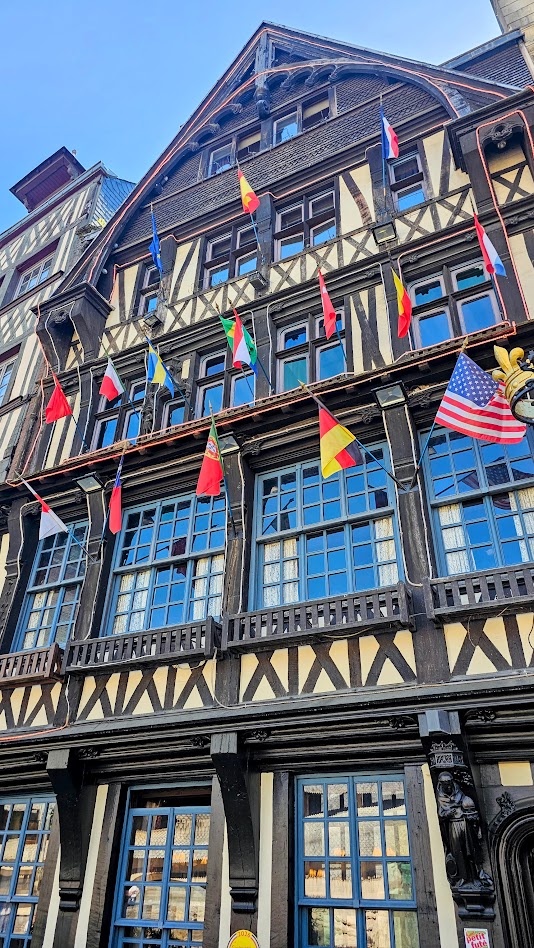 Fachada do restaurante La Couronne, o restaurante mais antigo de França, em Rouen