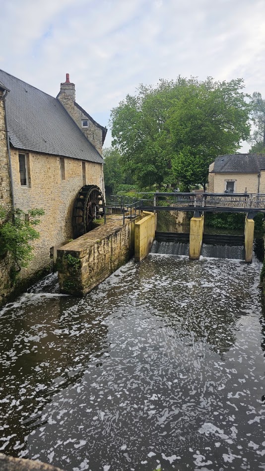 Rio Aure e antigo moinho de água no centro histórico de Bayeux