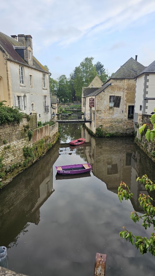 Rio Aure atravessando o centro histórico de Bayeux, entre casas tradicionais da cidade