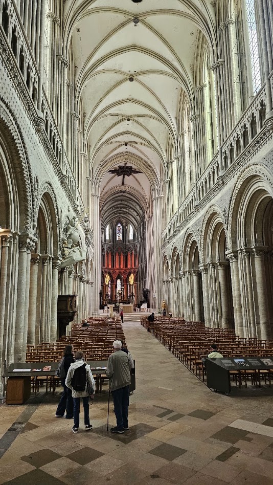 Interior da Catedral de Notre-Dame de Bayeux, com a nave e as altas abóbadas góticas