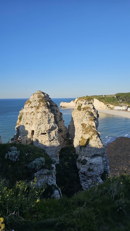 Vista exterior da Chambre des Demoiselles, uma formação rochosa nas falésias de Étretat, na Normandia.