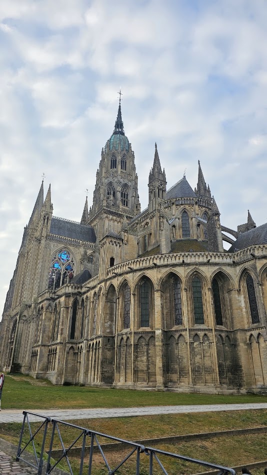 Exterior da Catedral de Notre-Dame de Bayeux, com as suas torres e elementos arquitetónicos góticos