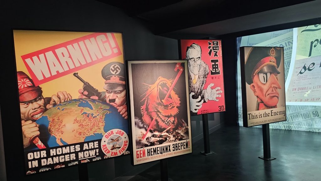 Cartazes de propaganda da Segunda Guerra Mundial na exposição do Memorial de Caen