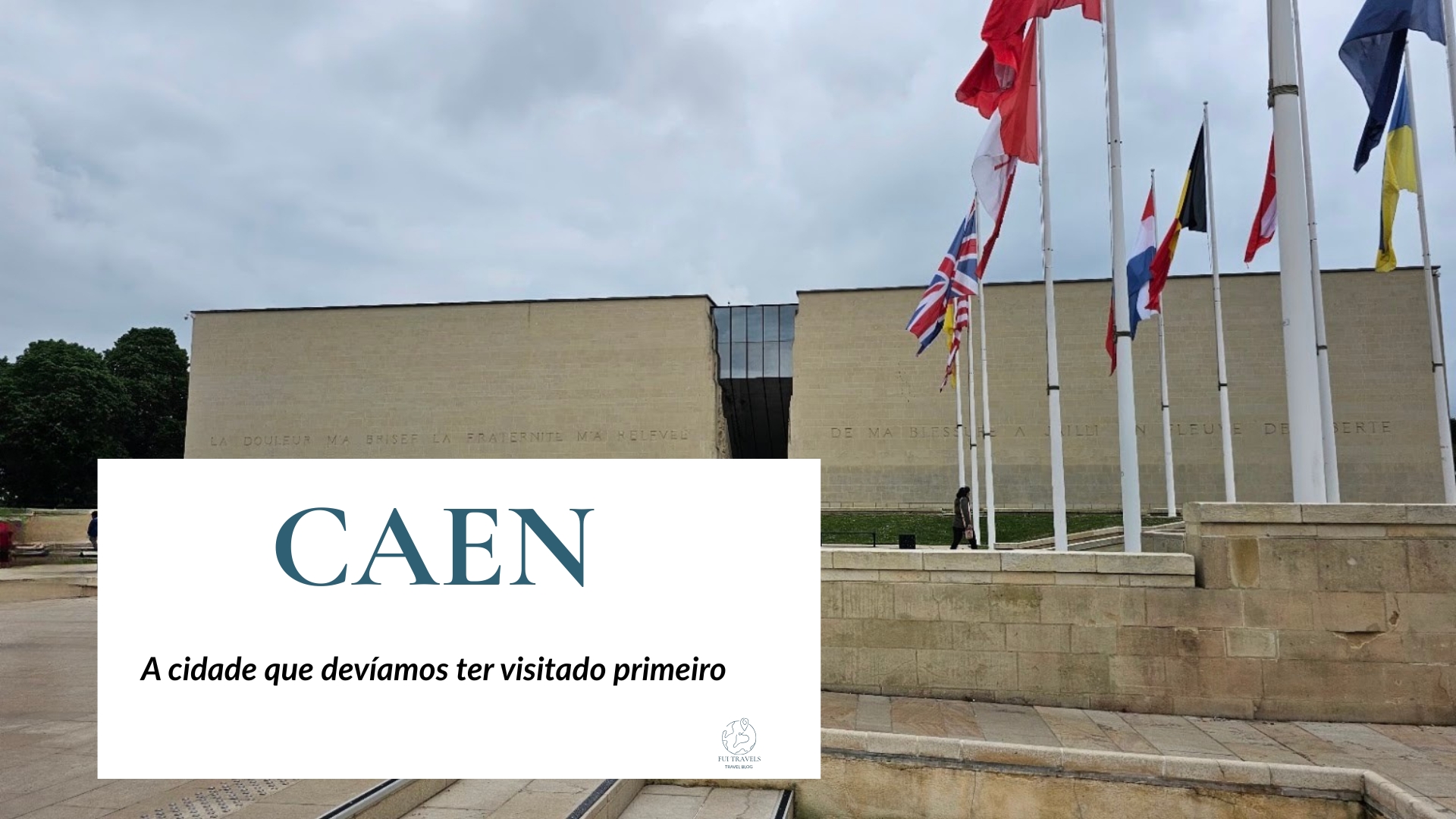 Memorial de Caen com bandeiras das nações aliadas em Caen, Normandia