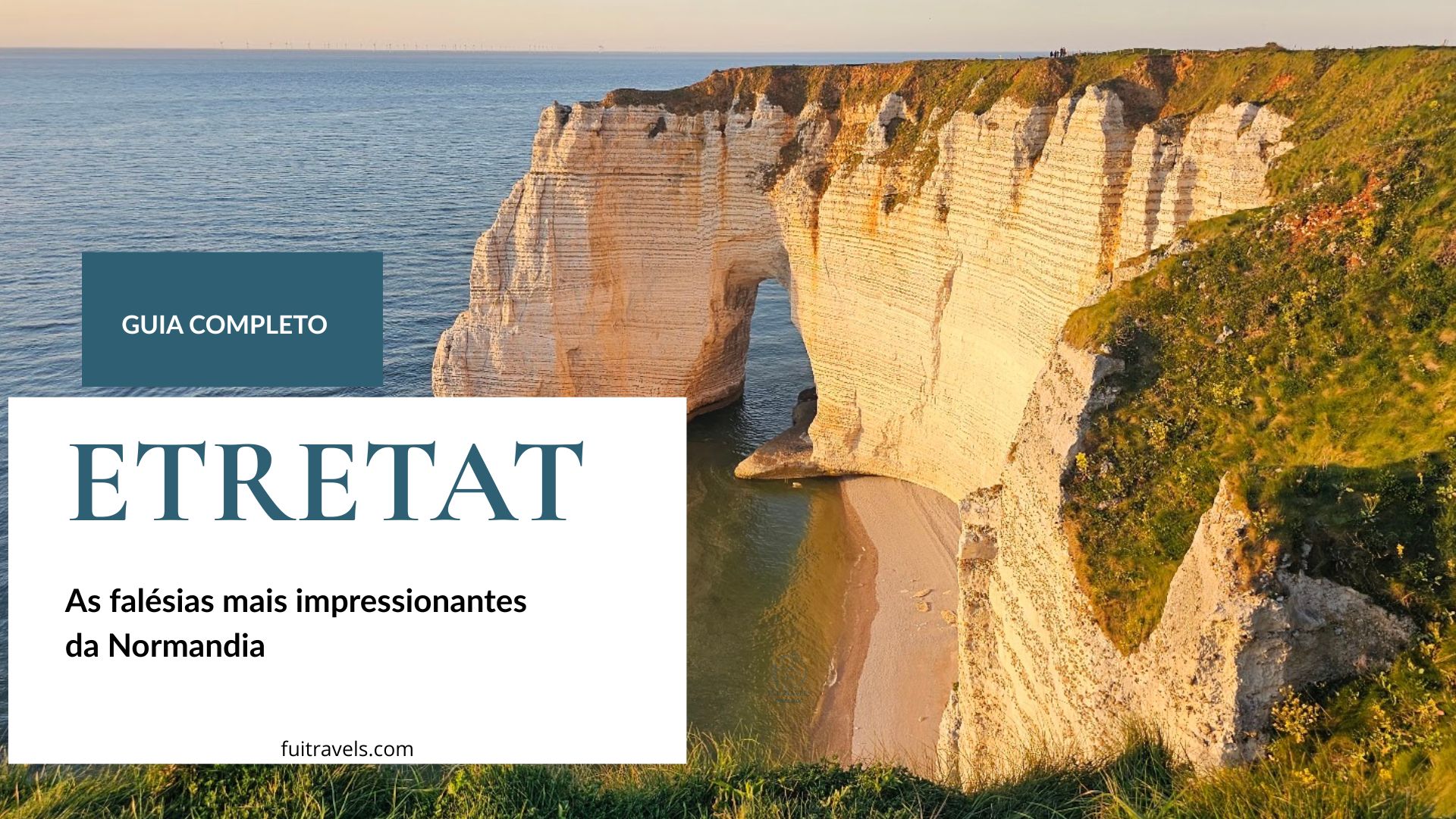 Vista panorâmica da Falaise d'Aval em Étretat, na Normandia, com o arco natural e as falésias de giz branco iluminadas pelo pôr do sol.