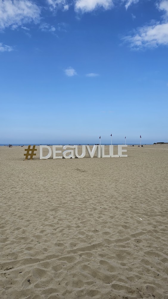 Praia de Deauville com o nome da cidade escrito na areia