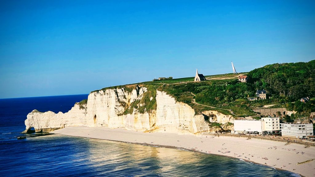 Vista da Falaise d'Amont com a capela Notre-Dame-de-la-Garde em Étretat.