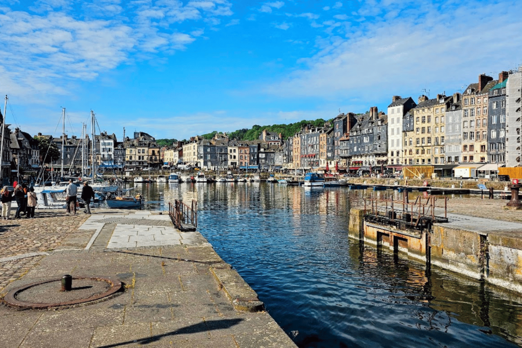 Vieux Bassin de Honfleur com barcos e casas históricas refletidas na água