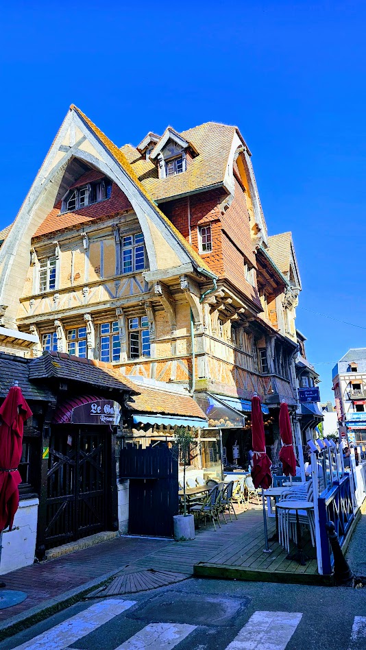 Casas normandas no centro histórico de Étretat.