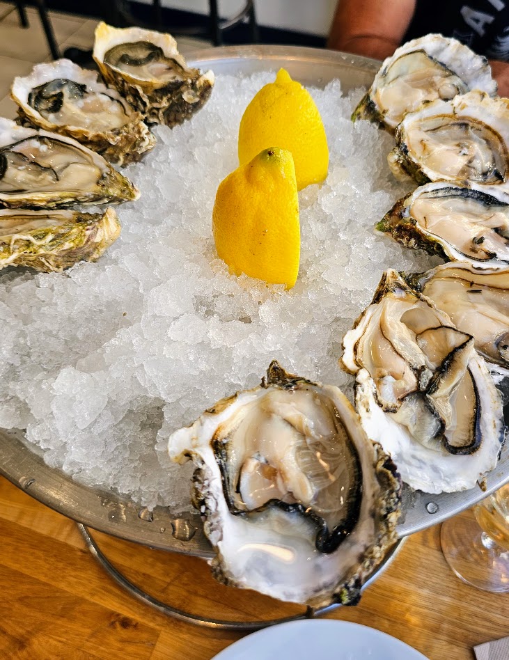 Ostras frescas servidas no Oyster Club, em Étretat.