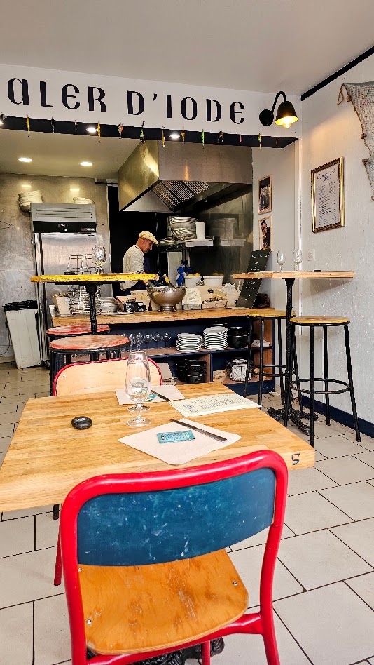 Interior do Oyster Club, um pequeno restaurante especializado em ostras frescas no centro de Étretat, na Normandia.