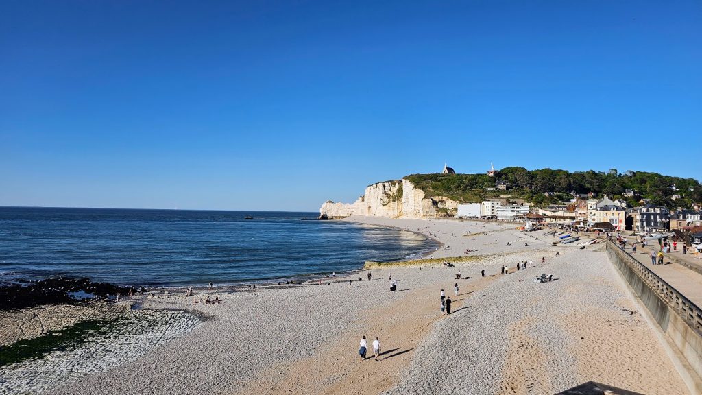 Praia de seixos de Étretat e promenade junto ao Canal da Mancha.