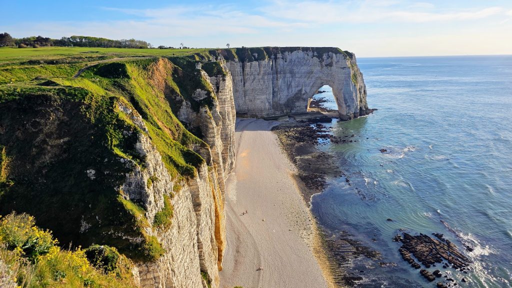 Arco natural da Manneporte, na costa de Étretat, visto a partir do trilho das falésias.