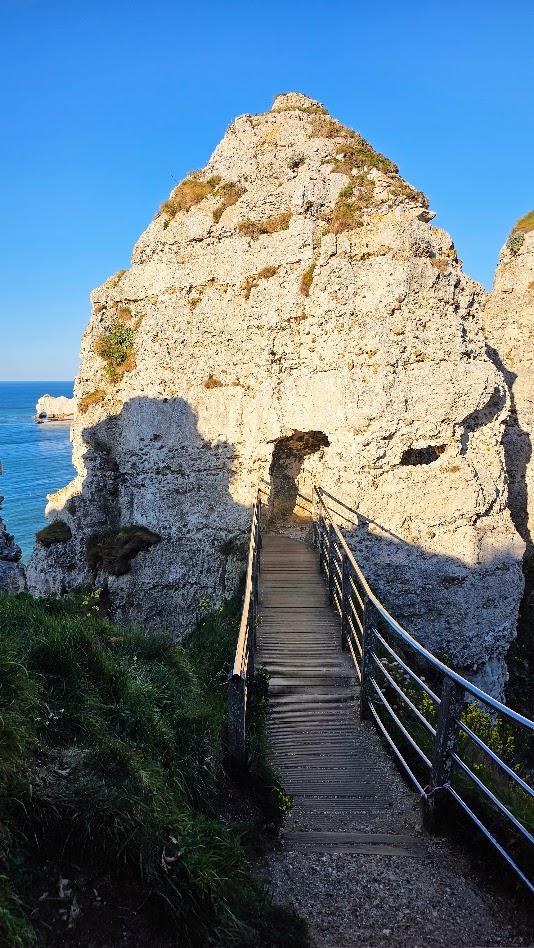 Passadeira metálica de acesso à Chambre des Demoiselles nas falésias de Étretat.