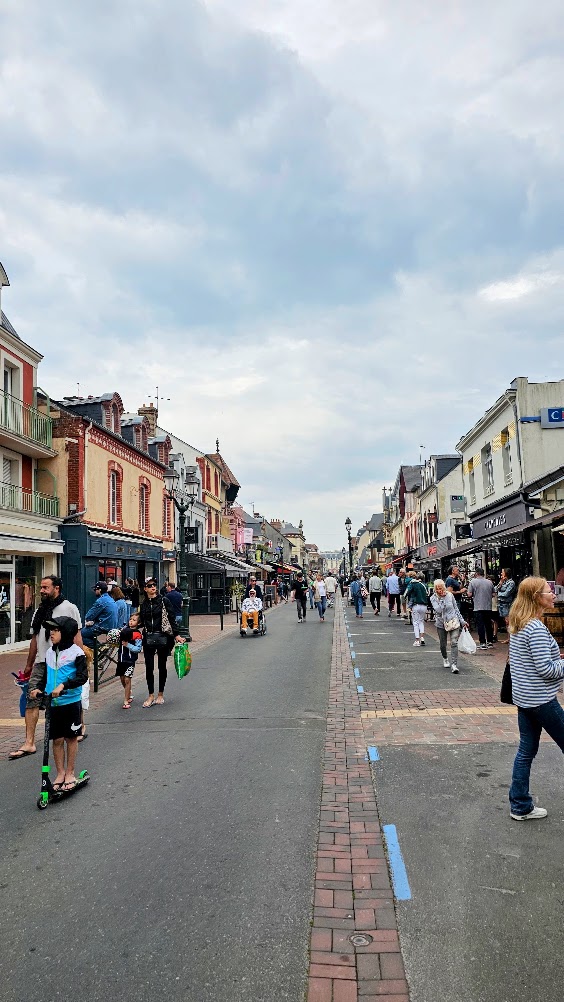 Avenue de la Mer em Cabourg com a arquitetura da cidade
