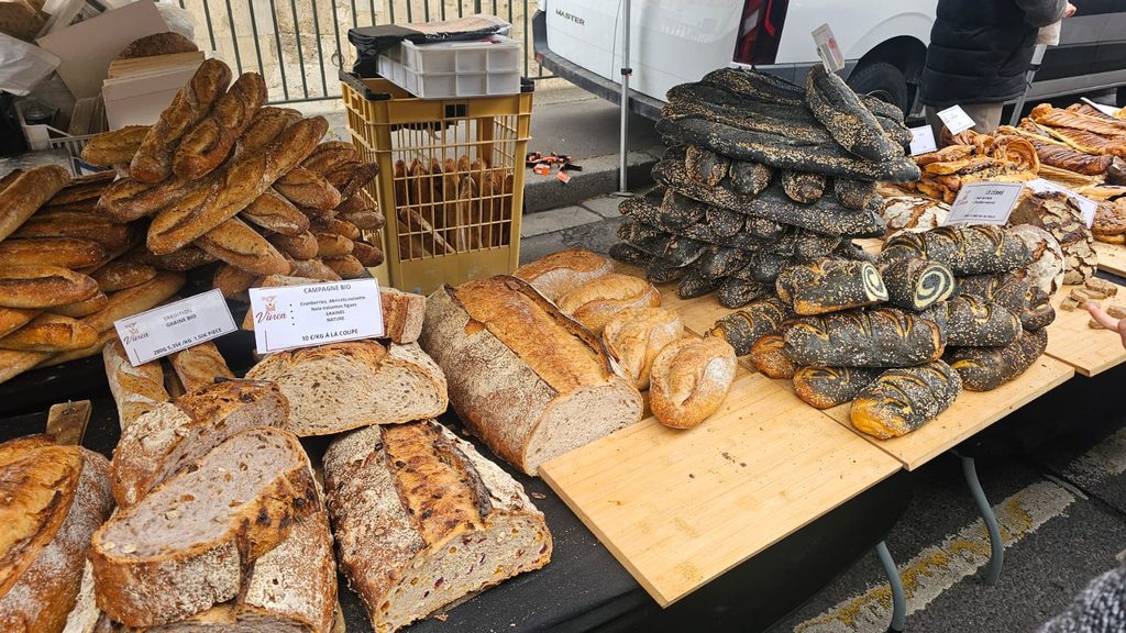 Mercado de domingo junto ao Bassin Saint-Pierre em Caen, Normandia