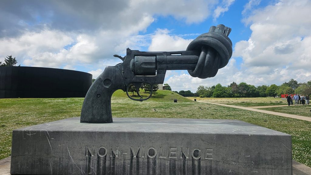 Escultura Non-Violence, a pistola com o cano atado em nó, junto ao Memorial de Caen