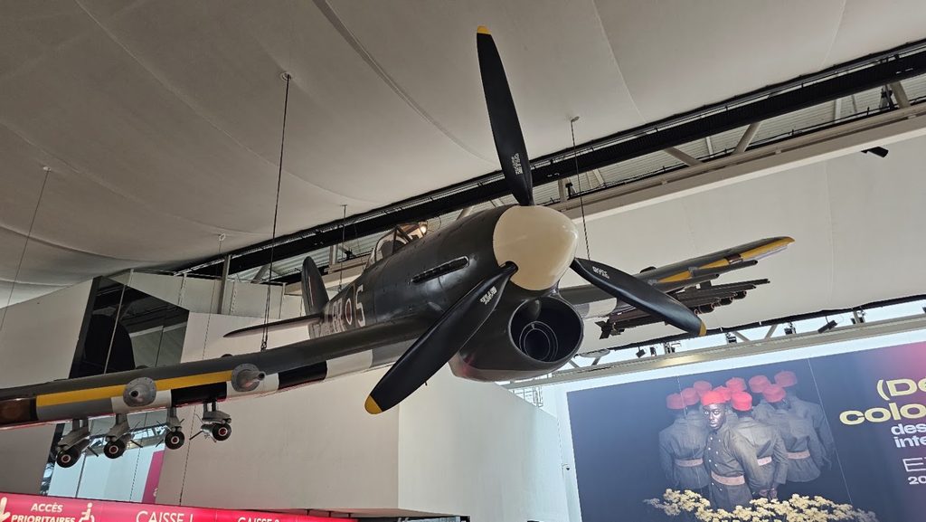 Avião exposto no Memorial de Caen, na Normandia