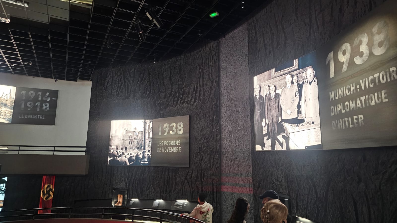 Exposição do Memorial de Caen sobre a ascensão do nazismo e o início da Segunda Guerra Mundial