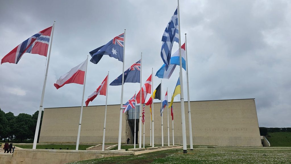 Bandeiras das nações aliadas em frente ao Memorial de Caen, na Normandia