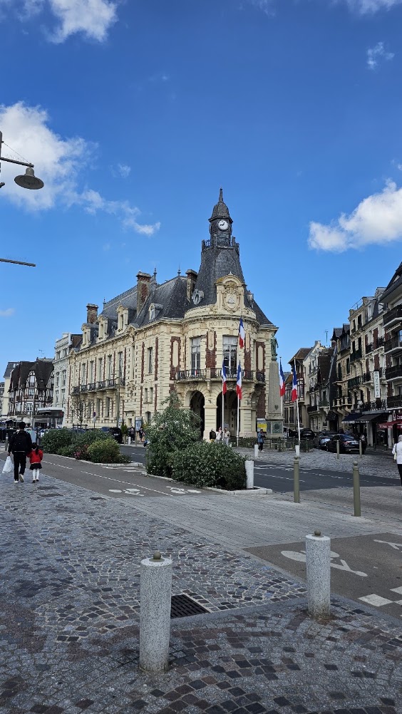 Rua de Trouville-sur-Mer com o edifício da Câmara Municipal ao fundo