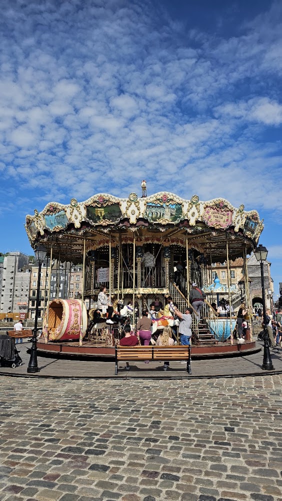 Carrossel de cavalos de madeira junto ao Hôtel de Ville de Honfleur