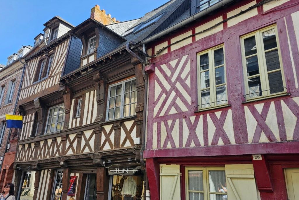 Casas tradicionais de Honfleur com fachadas de madeira e ardósia