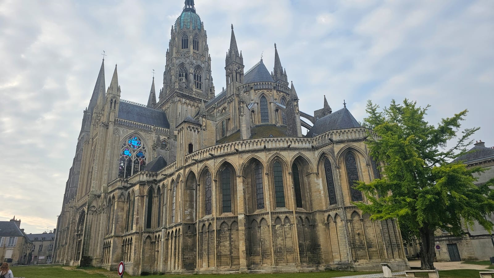 Catedral de Notre-Dame de Bayeux, na Normandia, com a sua arquitetura românica e gótica