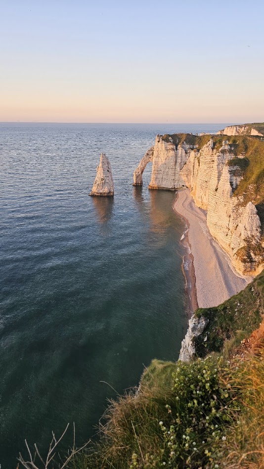 Vista da Porte d'Aval e da Aiguille ao pôr do sol, em Étretat, na Normandia