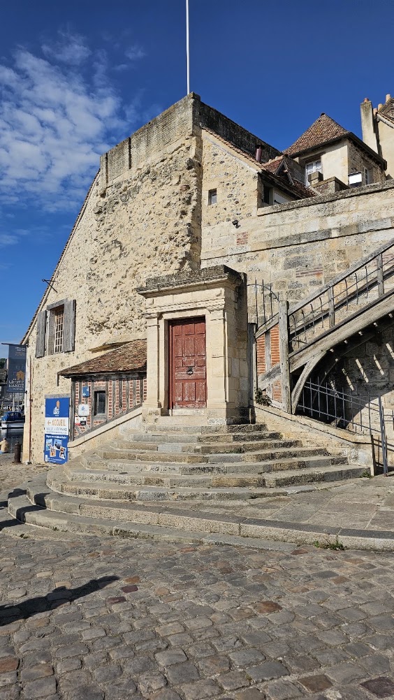 La Lieutenance de Honfleur com a sua escadaria exterior e porta vermelha