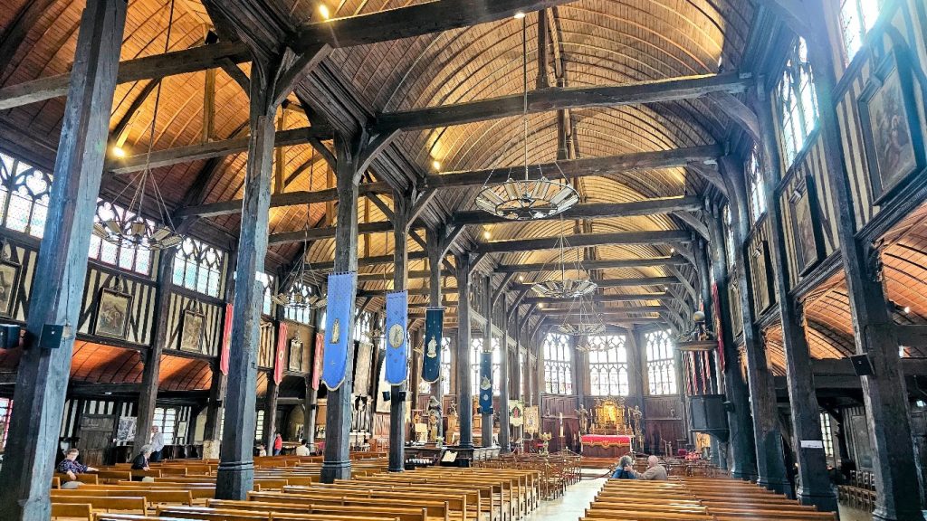 Interior da Igreja de Sainte-Catherine em Honfleur com estrutura de madeira