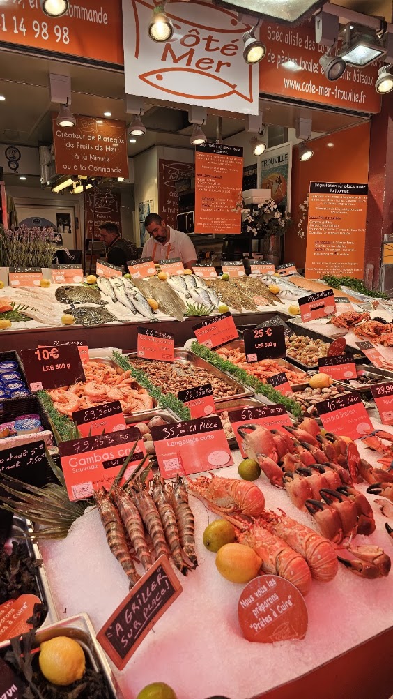 Banca de peixe e marisco fresco no mercado de Trouville-sur-Mer