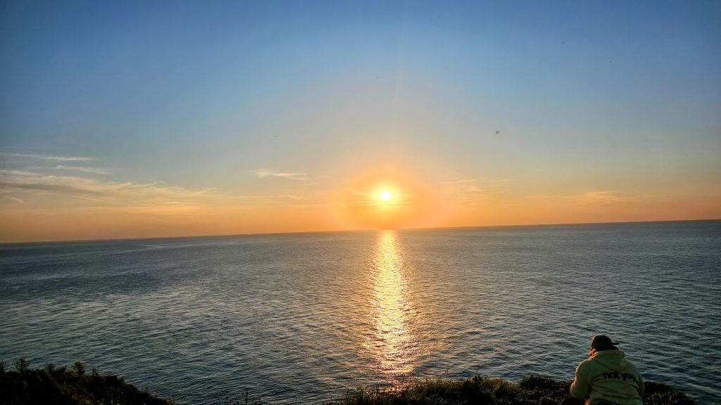 Pôr do sol sobre o Canal da Mancha visto das falésias de Étretat, na Normandia.