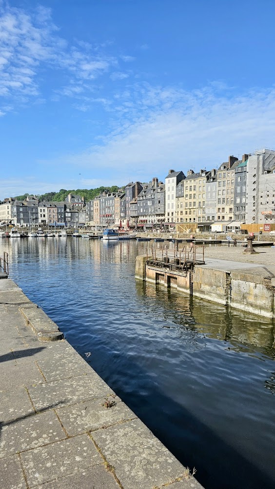 Vieux Bassin de Honfleur com barcos e casas históricas de ardósia