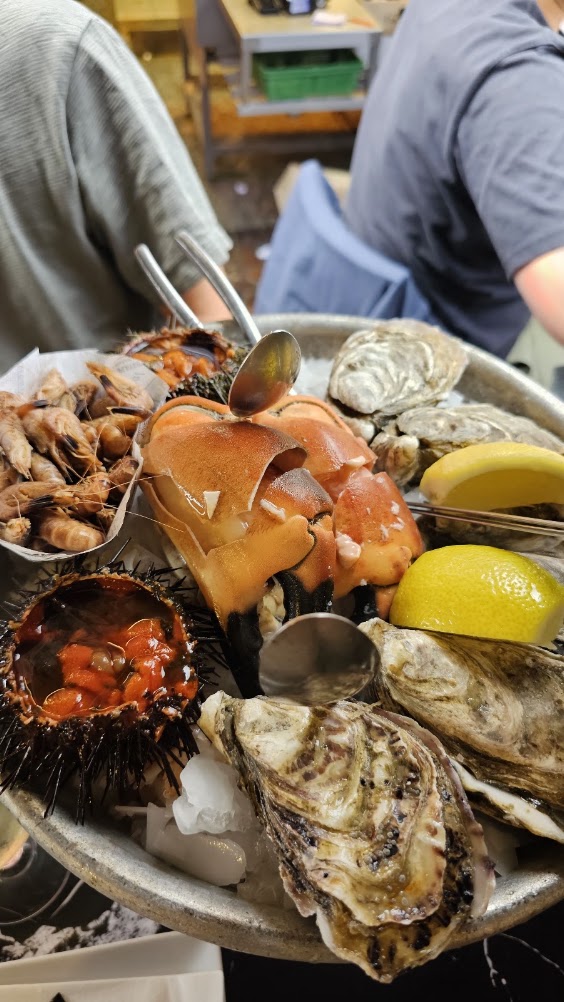 Prato de peixe e marisco fresco servido na La Poissonnerie de Trouville