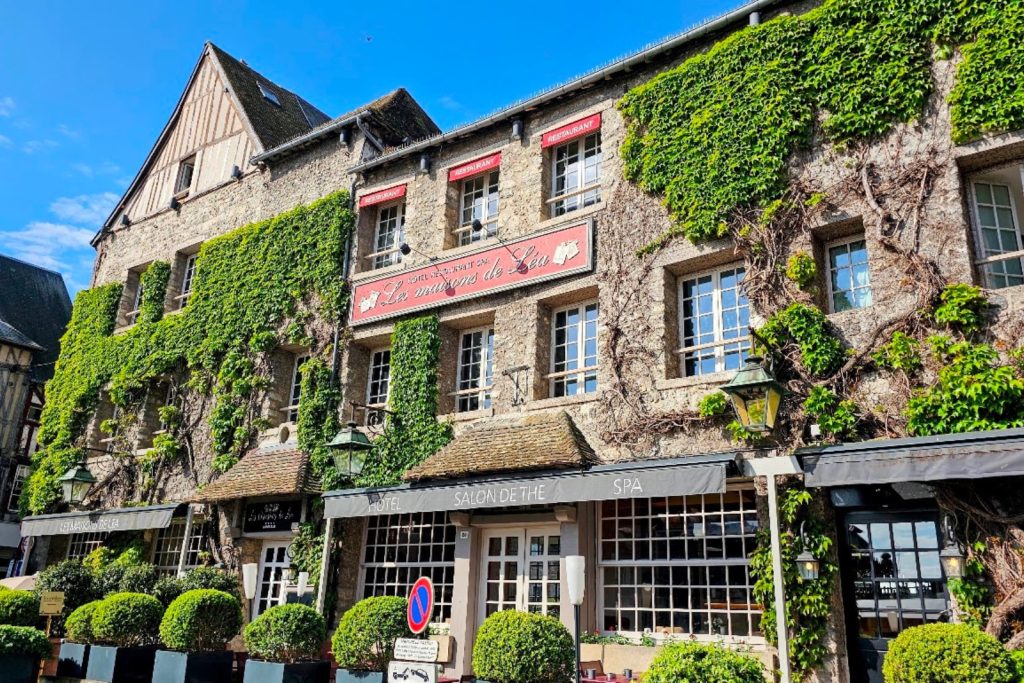 Restaurante numa casa histórica junto à Igreja de Sainte-Catherine em Honfleur